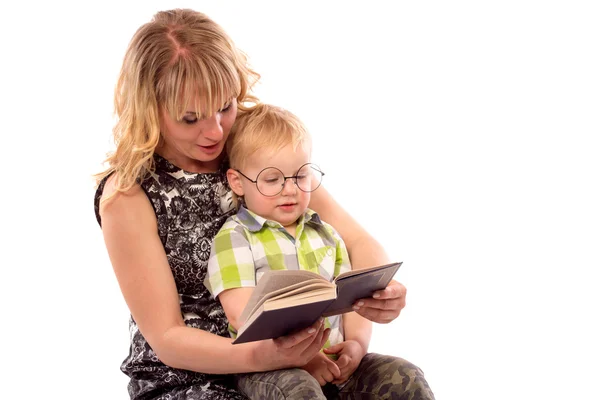 Carino bambino felice leggere un libro — Foto Stock