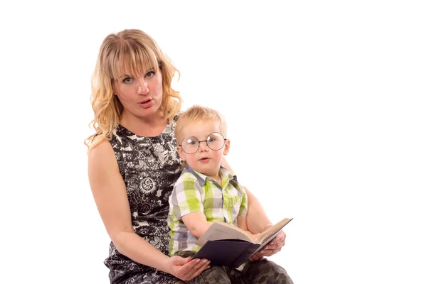 Carino bambino felice leggere un libro — Foto Stock