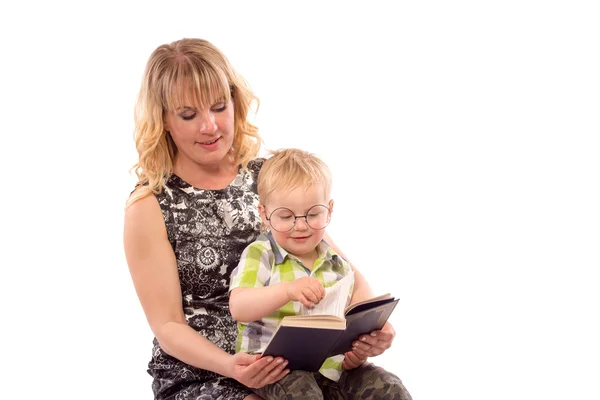 Carino bambino felice leggere un libro — Foto Stock