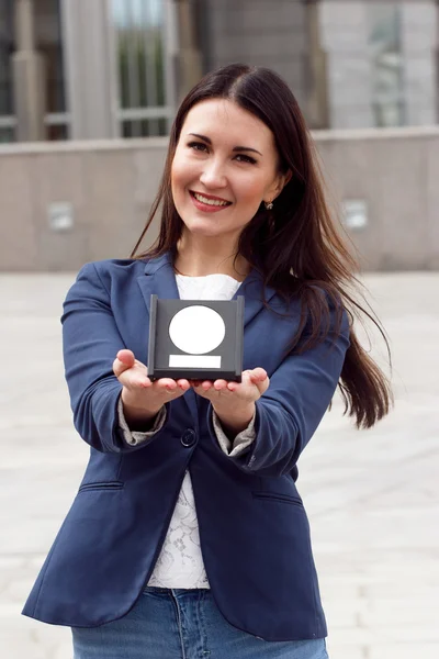 Gelukkig zakenvrouw met award — Stockfoto