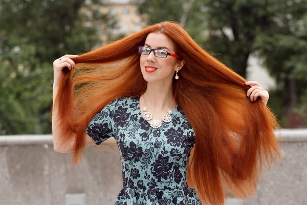 Ginger žena zblízka portrétní na zeleném pozadí — Stock fotografie