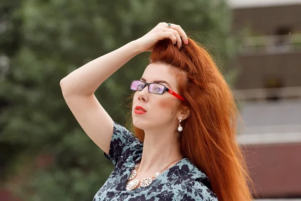 Gember vrouw close-up portret op groene achtergrond — Stockfoto