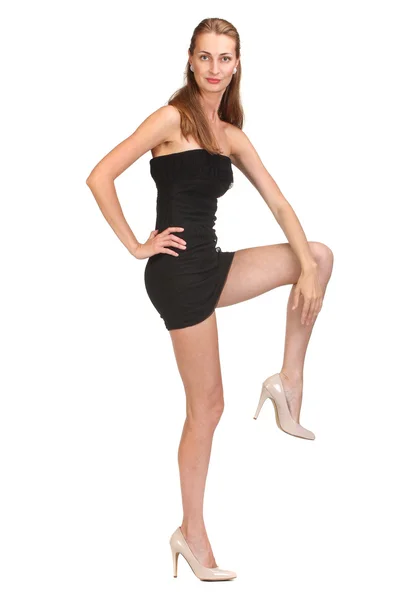 Elegante junge Frau in kurzem Kleid, die in die Kamera blickt — Stockfoto