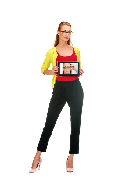 Hübsche Frau mit Tablet-Computer — Stockfoto