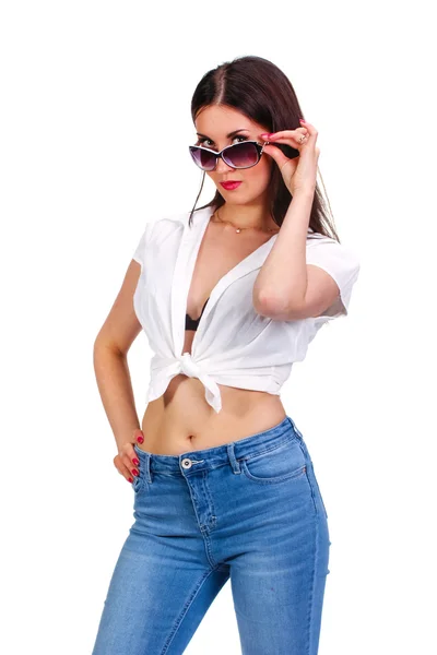 Porträt einer schönen jungen Frau mit Sonnenbrille. — Stockfoto