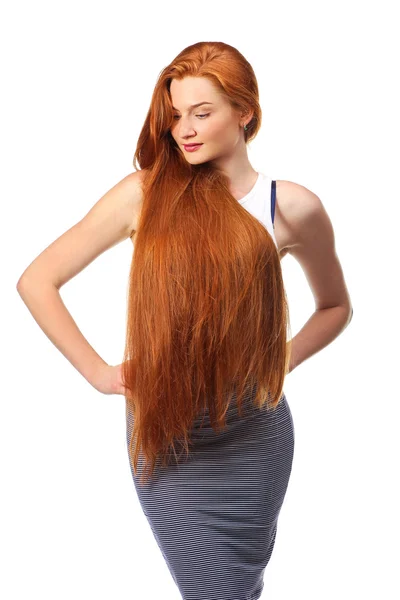 Υγιή μακριά κόκκινα μαλλιά. Όμορφη νεαρή γυναίκα που απομονώνονται σε λευκό — Φωτογραφία Αρχείου