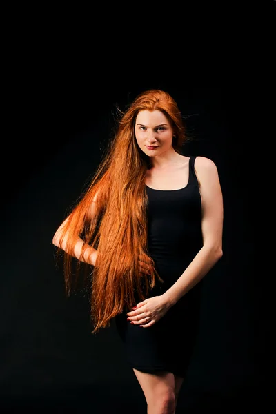 Beauty Girl Portrait. Cheveux roux longs et sains. Belle jeune femme — Photo