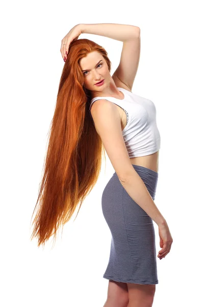 Cabelo vermelho longo saudável. Mulher bonita Jovem isolado em um branco — Fotografia de Stock