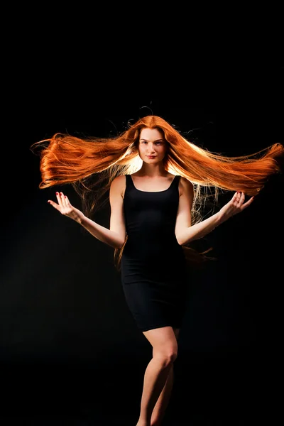 Retrato de chica belleza. Cabello rojo largo saludable. Hermosa joven Wom — Foto de Stock