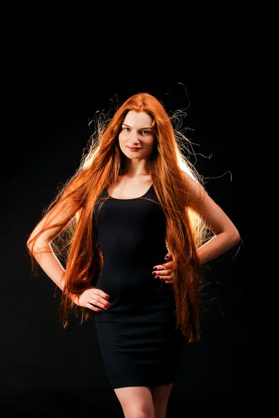 Retrato da menina da beleza. Cabelo vermelho longo saudável. Linda jovem Wom — Fotografia de Stock