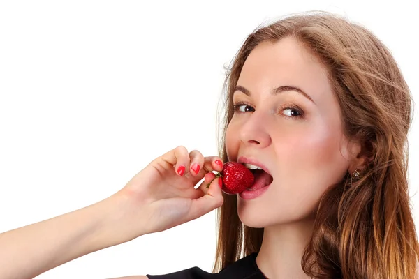 Bella donna con fragola in mano isolata su bianco — Foto Stock