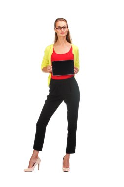 İş kadını elinde tablet bilgisayar tutuyor.