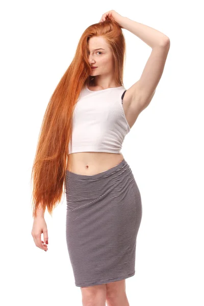 Skönhetsporträtt. Friska långa röda hår. — Stockfoto