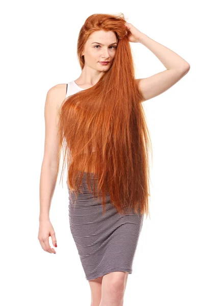 Portrét Krásné dívky. Zdravé dlouhé červené vlasy. — Stock fotografie