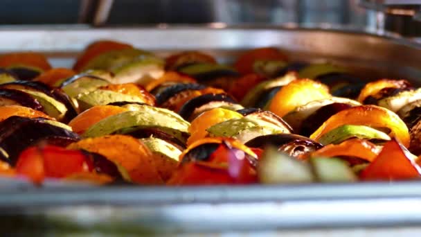 Hortalizas frescas asadas en un plato claro en el horno — Vídeos de Stock