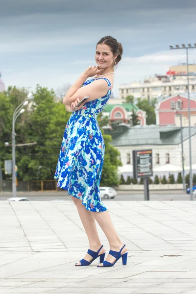 Hermosa joven caminando por la ciudad. Moda. — Foto de Stock