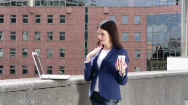 Güzel esmer Yöneticisi tablet ile soyut grafik ve belgeler açık havada tutun. İş kişi.