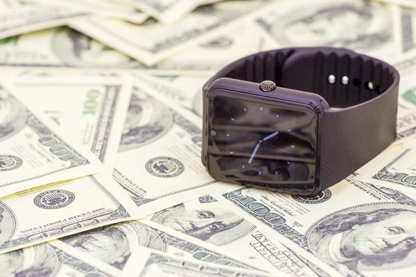 Orologio intelligente sulle banconote in dollari — Foto Stock