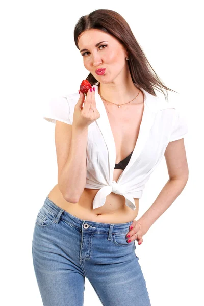 Piękna kobieta cieszy się świeżą truskawką — Zdjęcie stockowe