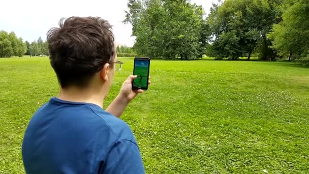 Adam oyun pokemon git üstünde hareket eden telefon. — Stok video