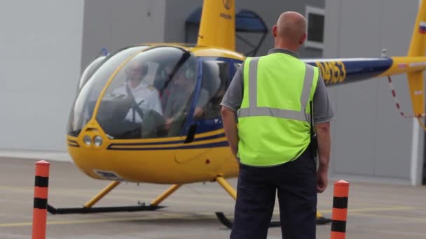 JUL 26, 2016 MOSCOW Ground crew member prepare a helicopter for departure at the AEROSOUSE heliport — Stock Video