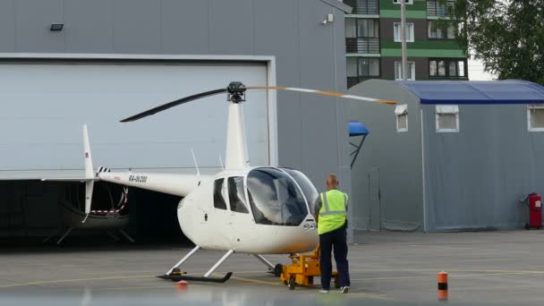 JUL 26, 2016 MOSCOW Ground crew member prepare a helicopter for departure at the AEROSOUSE heliport — Stock Video