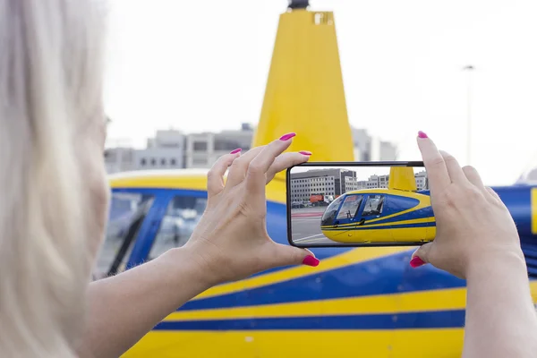 Mujer haciendo foto helicóptero —  Fotos de Stock