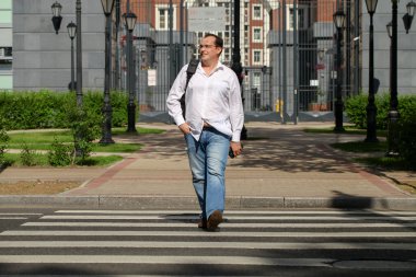 Karşıdan karşıya geçen adam