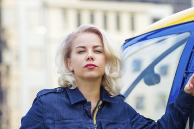 Helikopter arka plan üzerinde oldukça pilot kadın