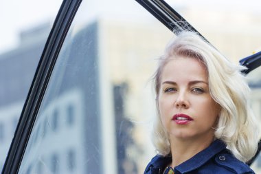 Helikopter arka plan üzerinde oldukça pilot kadın