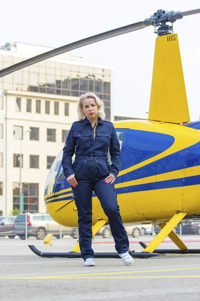 Mujer piloto bonita en el fondo del helicóptero — Foto de Stock