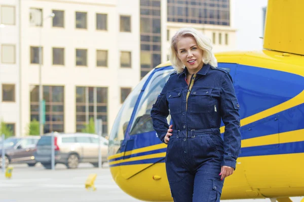 Mujer piloto bonita en el fondo del helicóptero — Foto de Stock