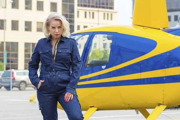 Mujer piloto bonita en el fondo del helicóptero — Foto de Stock