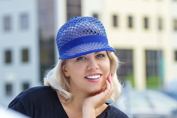 Mulher adulta loira bonita posando em chapéu azul moderno — Fotografia de Stock