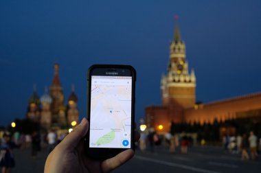 Samsung Galaxy smartphone ile çalışan bir Goo tutan erkek el