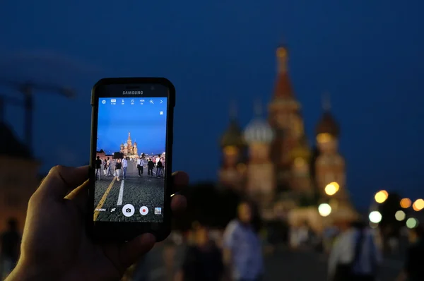 Mani umane che tengono il telefono cellulare, scattando una foto della Mosca K — Foto Stock