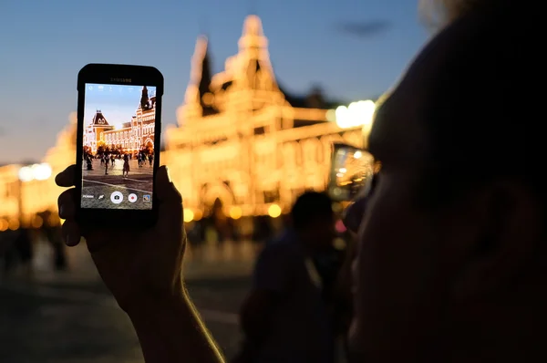 Manos humanas sosteniendo el teléfono móvil, tomando una foto del Estado De —  Fotos de Stock