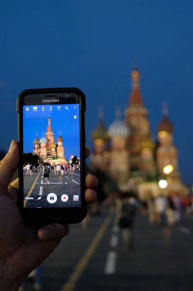 Manos humanas sosteniendo el teléfono móvil, tomando una foto de la Moscú K — Foto de Stock