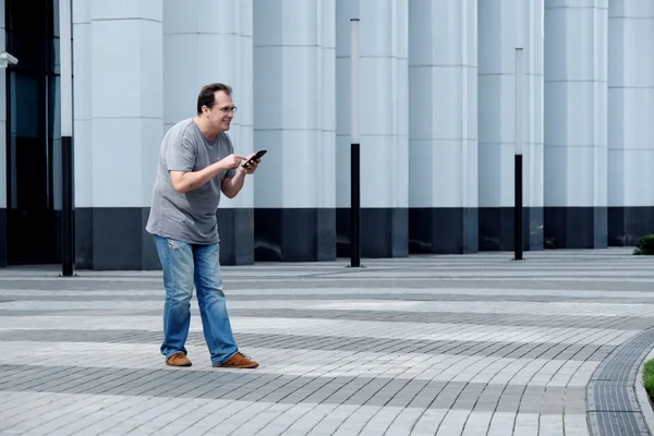 Erkekler beyaz iş merkezi önünde bir cep telefonu ile bak — Stok fotoğraf