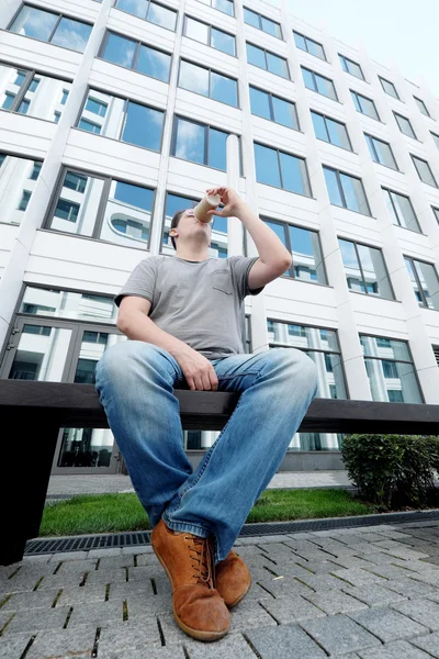 Hombre adulto en ropa casual sosteniendo beber café delante de whi —  Fotos de Stock