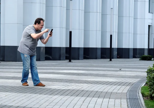 Männer mit Handy vor weißem Business-Center-Look — Stockfoto