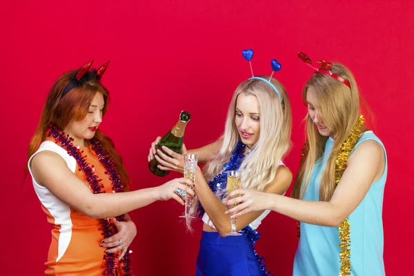 Молодые милые девушки веселятся на рождественской вечеринке — стоковое фото