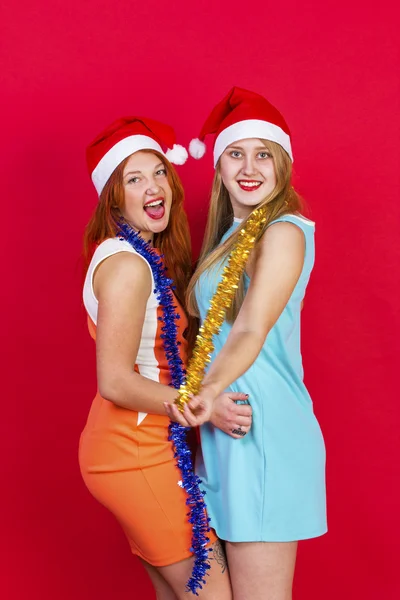 Jóvenes chicas lindas se divierten en una fiesta de Navidad —  Fotos de Stock
