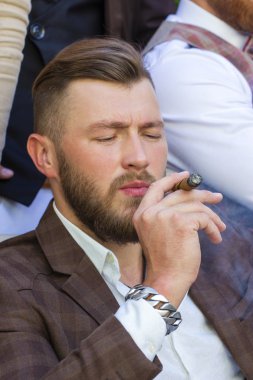 Zarif sakallı adam bir puro Sigara