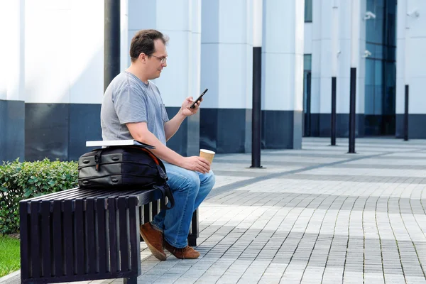 Stile cittadino. Bello adulto uomo in casual usura holding bere c — Foto Stock