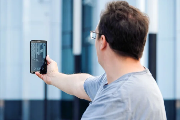 Hombre adulto guapo en ropa casual usando el café del teléfono móvil en f — Foto de Stock