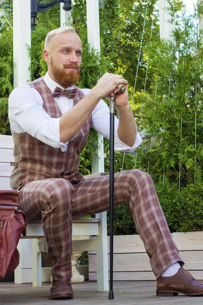 Модный человек с длинной красной бородой — стоковое фото