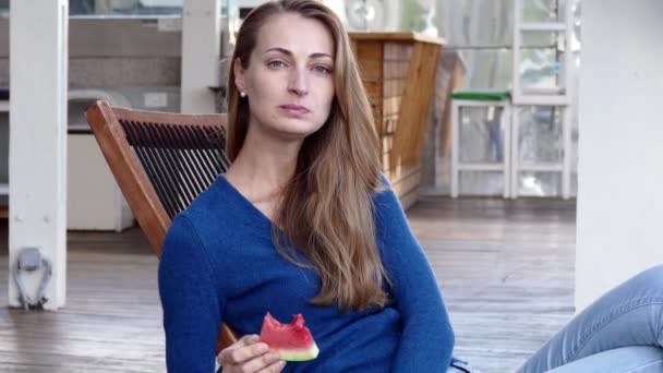 Vacker kvinna med vattenmelon i utomhuskaféet. Sommaren. — Stockvideo