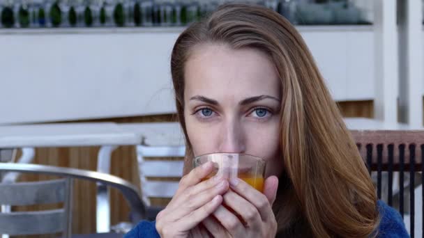 Mulher com copo de chá . — Vídeo de Stock