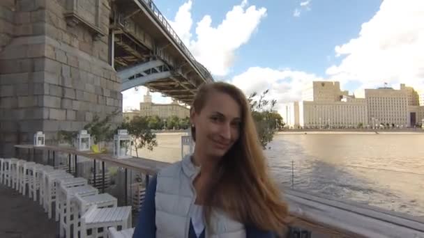 Jovem mulher feliz lendo menu no café de rua dia de outono — Vídeo de Stock